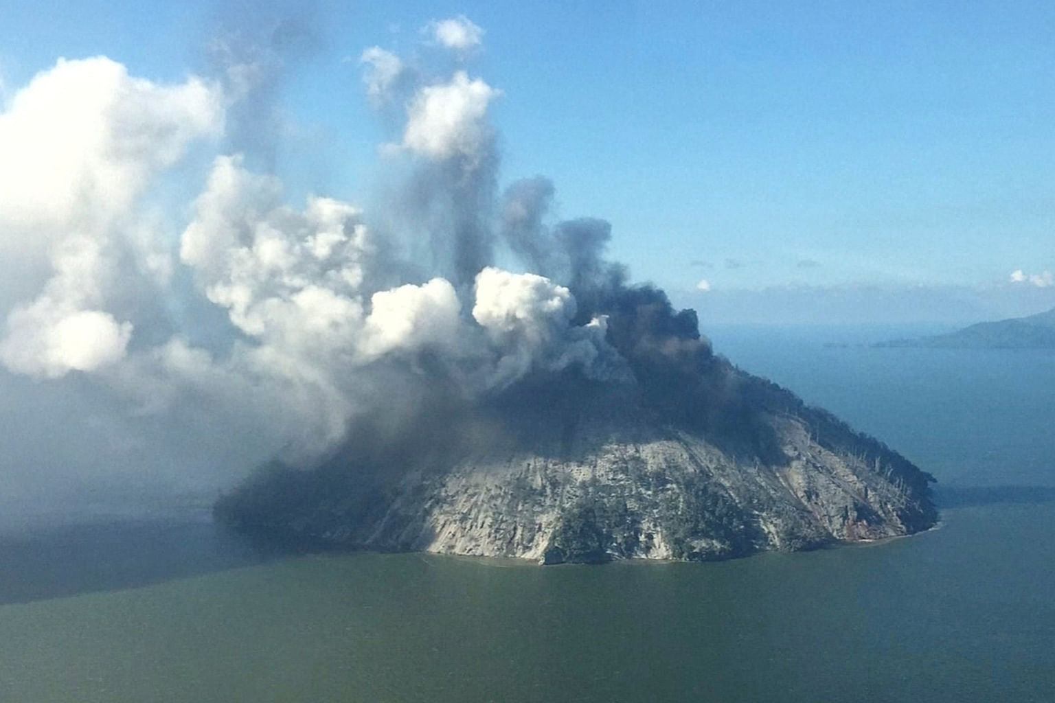 Letusan gunung  di Papua New Guinea paksa penduduk pindah  