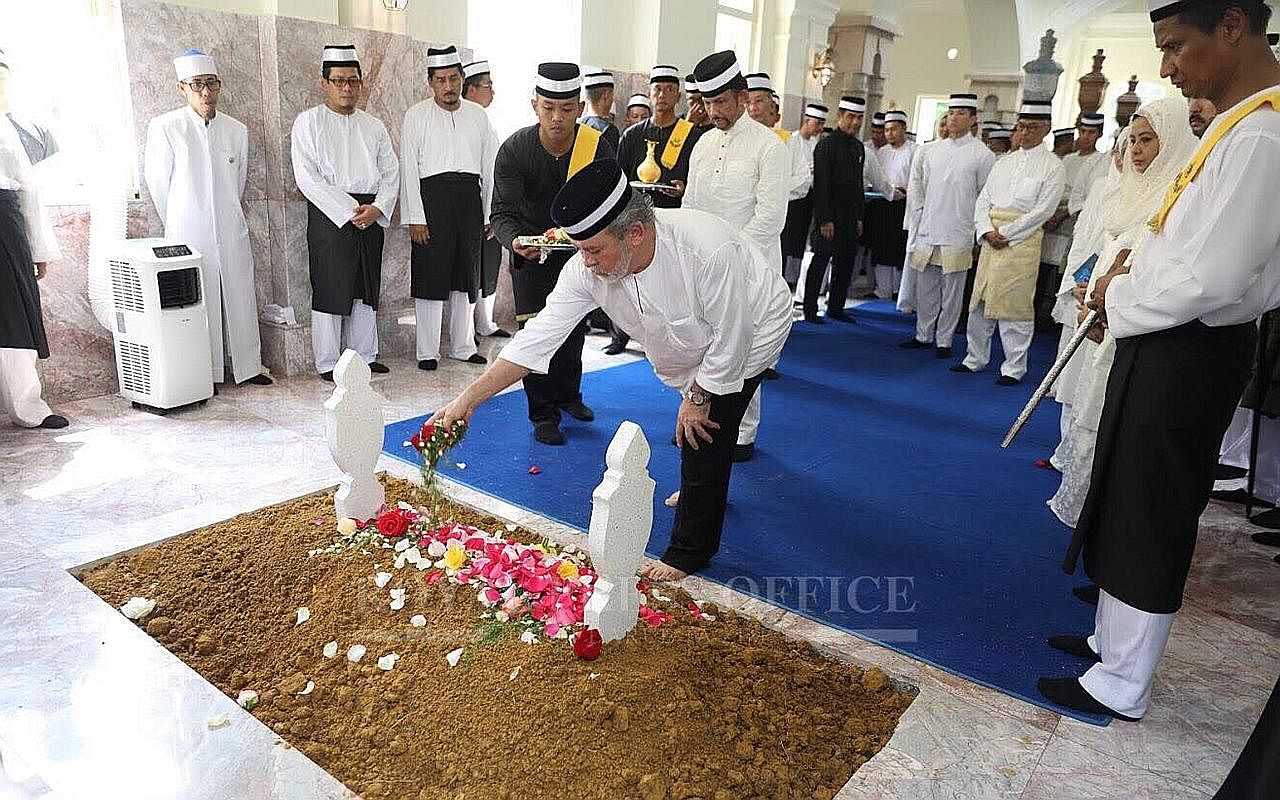 Jenazah ibu Sultan Johor selamat disemadi, Berita Dunia 