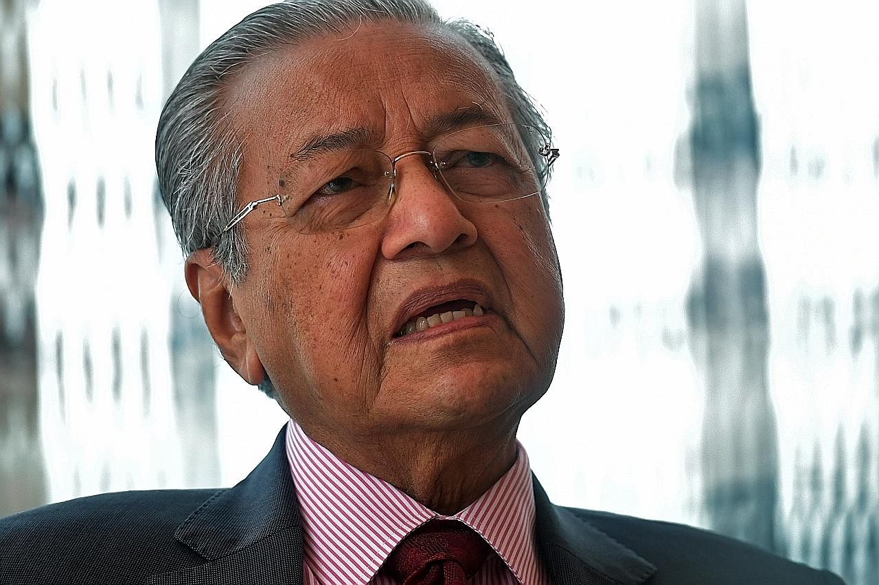 Mahathir Ada Usaha Pujuk Anggota Pakatan Sertai Gabungan Umno Pas Berita Dunia Beritaharian Sg