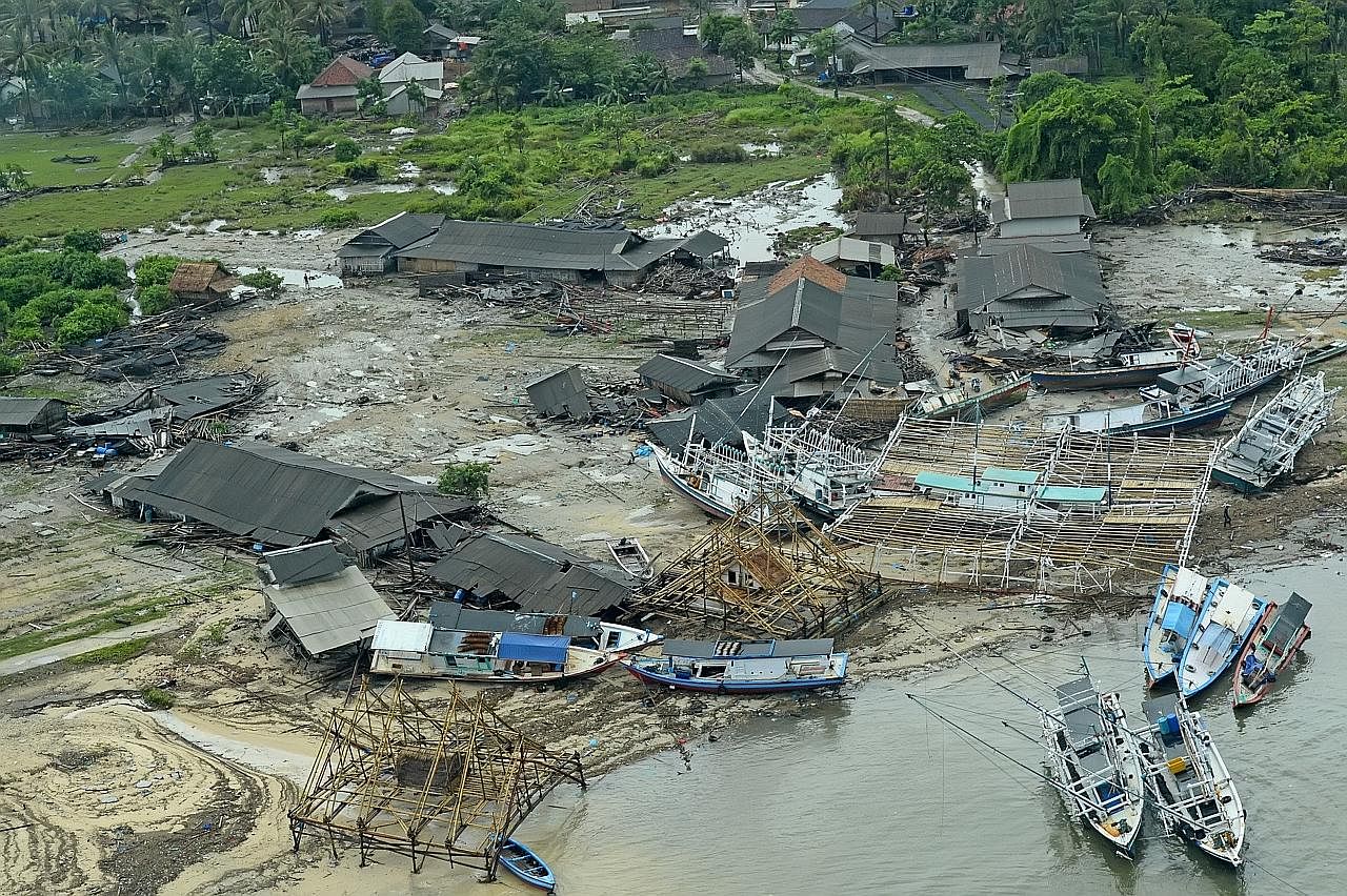 Anak Krakatau mula keluar asap hitam, awan panas, Berita ...