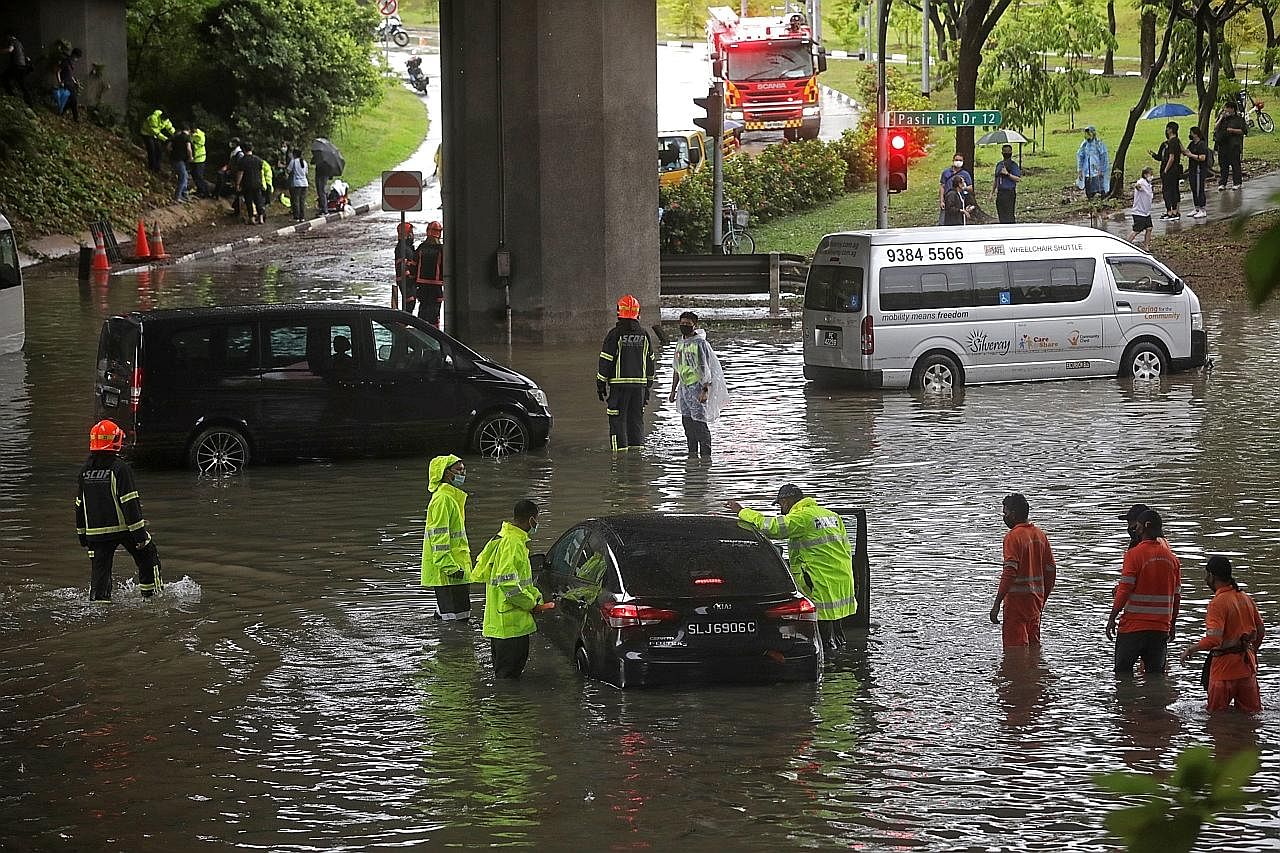 Pasangan Terperangkap Dalam Banjir Kereta Gagal Berfungsi Berita Setempat Beritaharian Sg