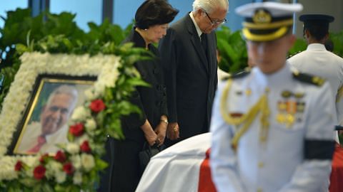 Presiden Tony Tan pemimpin S'pura pertama beri penghormatan terakhir S R NATHAN DALAM KENANGAN