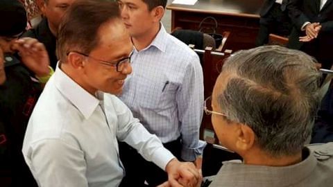 Mahathir beri sokongan moral kepada Anwar di mahkamah