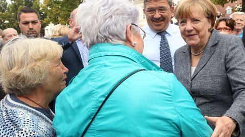 Populariti Merkel junam sebab sokong pelarian