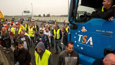Puluhan pemandu trak, petani buat bantahan penempatan khemah pelarian di Perancis