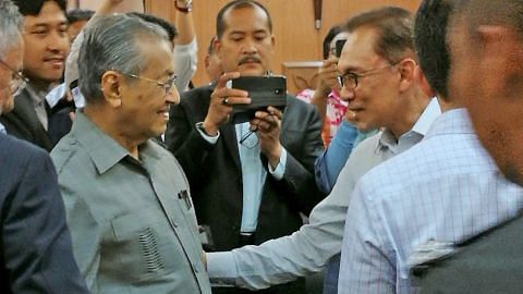 Mungkinkah Mahathir, Anwar berbaik semula?