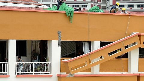 Pengadang matahari blok HDB di Tampines runtuh, tiada kecederaan dilapor
