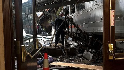 3 maut, lebih 100 cedera apabila tren rempuh stesen di New Jersey