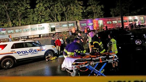 Puluhan cedera apabila kereta api New York tergelincir