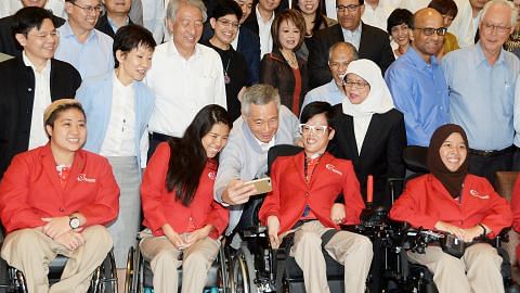 Atlit Paralimpik diberi penghormatan di Parlimen
