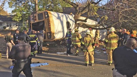 6 murid maut apabila bas sekolah langgar pokok di AS