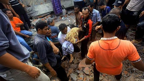 Usaha giat cari mangsa terperangkap dalam gempa Aceh