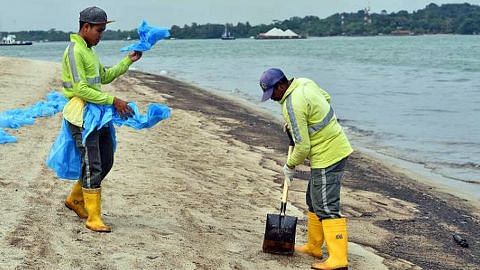 PERTEMBUNGAN DUA KAPAL KONTENA DI PERAIRAN JB Tumpahan minyak di perairan Johor cemar pantai Singapura