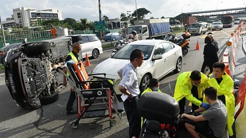 Penumpang panjat keluar dari teksi selepas kenderaan terbalik akibat kemalangan