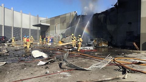 5 maut apabila pesawat terhempas atas pusat beli-belah dekat Melbourne