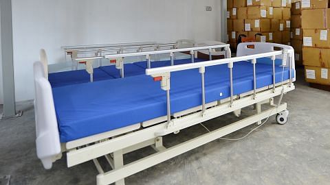 Katil hospital, kerusi roda di gudang bank makanan