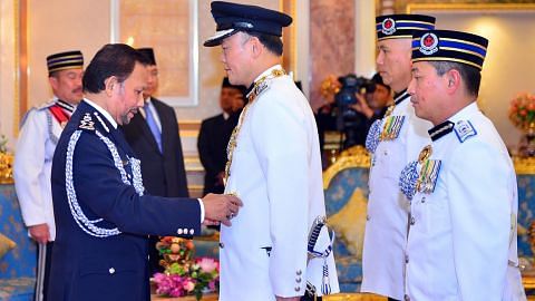 Pesuruhjaya Polis S'pura terima anugerah daripada Sultan Brunei