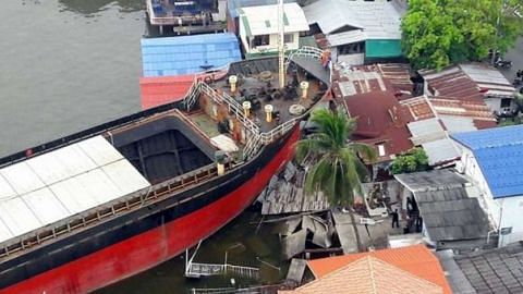 Kapal kargo daftar S'pura rempuh rumah tepi sungai di Thailand