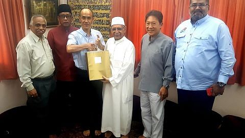 Persatuan Buddha derma 20 tan beras kepada Muslim setempat