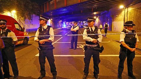 Dua jemaah tarawih maut dirempuh van di London