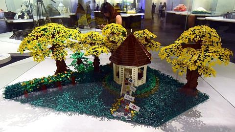 Replika Kebun Bunga dari kepingan Lego di pameran Tapak Warisan Dunia