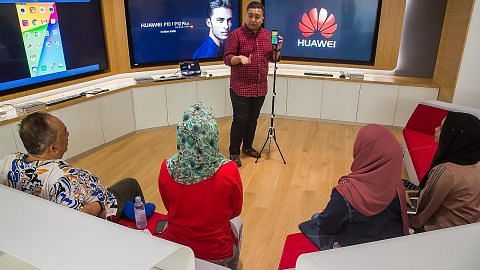 Pemenang kempen #BH60Raya sertai bengkel kenali telefon Huawei