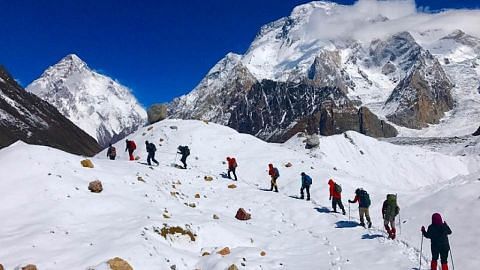 Mendaki ke kem induk K2