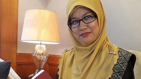 ACARA KELAB MEMBACA ILHAM PUSTAKA DI NLB 'Anugerah suatu perangkap': Penulis M'sia Nisah Haron