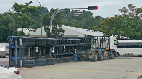 Treler terbalik di Jurong