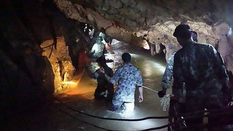 Thai cave rescue: Ex-Thai Navy Seal dies during operation