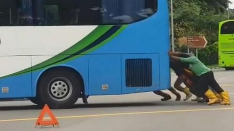 Foreign workers move bus blocking road, and win netizens' approval