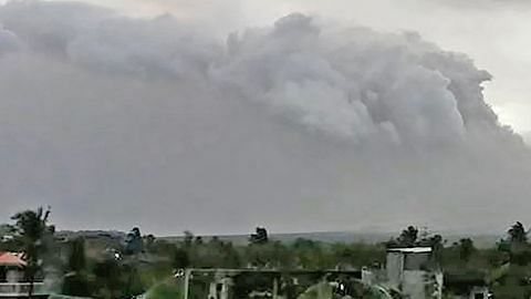 GUNUNG BERAPI MELETUP Gunung berapi Mayon di Filipina bergolak lagi