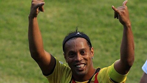 Ronaldinho akhirnya bersara dari bola sepak kompetitif