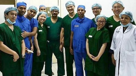 Jururawat bantu jabatan bedah semasa misi sukarela di Dhaka