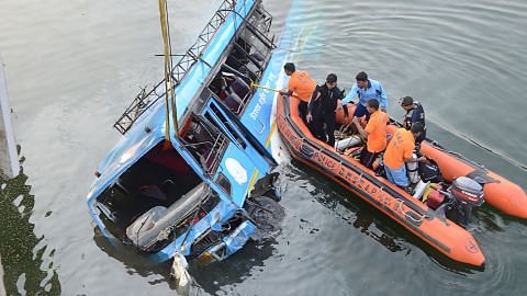 36 maut di India apabila bas terbabas dari jambatan ke sungai