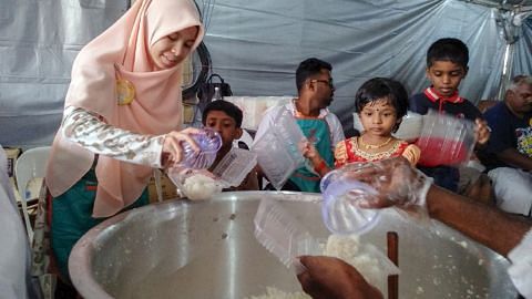 Wanita Melayu di M'sia bantu agih makanan semasa Thaipusam