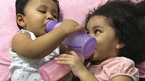 Sesetengah ibu bapa bergantung pada susu tepung bagi pembesaran anak