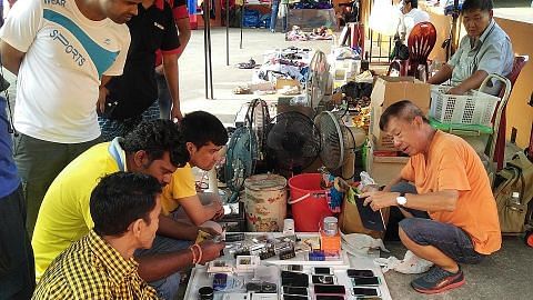 Pasar lambak 'Sungei Road' di Woodlands dapat sambutan pekerja asing