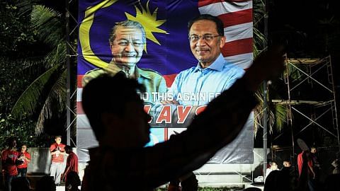 Pembangkang kecam larangan papar wajah Mahathir, Anwar dalam poster