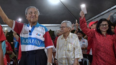 Mahathir seru pengundi lakukan 'tsunami rakyat' dengan undi pembangkang