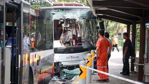 Lebih 30 cedera dalam nahas 2 bas di Bukit Batok