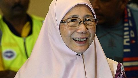 Wan Azizah: Biar Anwar sihat semula sebelum sertai politik
