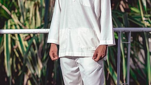 Segak bergaya dengan baju Melayu zaman dulu