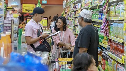 Berbelanja di pasar raya dengan ditemani relawan
