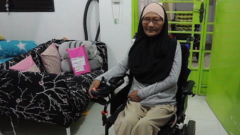 Wanita tinggal sendirian dan hidap penyakit, gembira dikunjungi anak cucu pada Hari Raya