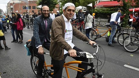 Imam, rabai naik basikal bersama bagi tolak perkauman di Jerman