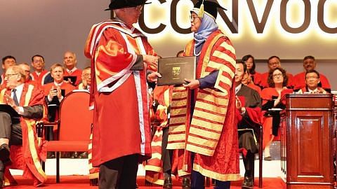Mantan Presiden Tony Tan diberi penghormatan tertinggi NTU