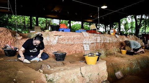 Seramik Thai ditemui di hari akhir penggalian di Fort Canning