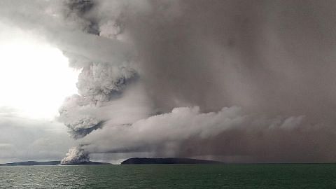 Anak Krakatau mula keluar asap hitam, awan panas