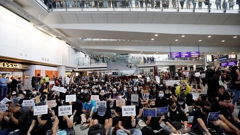 Penunjuk perasaan adakan pula bantahan di lapangan terbang HK